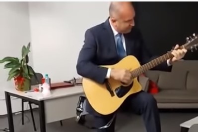 Президентът Румен Радев се оказа певец и китарист На тържеството след